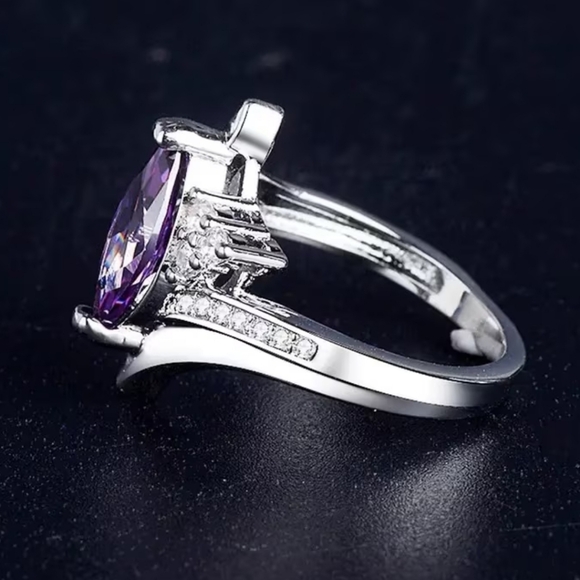 Beautiful Sterling Silver Ring for Women. Featuring a Unique Geometric Design. - Picture 2 of 5